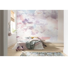 Schlafzimmer mit Wolken Tapete, Bett und Rollschuhen.