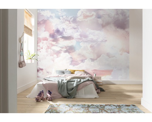 Schlafzimmer mit Wolken Tapete, Bett und Rollschuhen.
