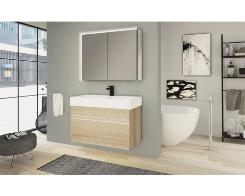 Modernes Badezimmer mit Waschtischunterschrank, Waschbecken, Spiegelschrank mit Beleuchtung und freistehender Badewanne.