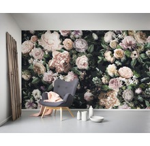 Szene mit großformatiger Blumentapete, Sessel, Überwurf und Dekorationsartikeln