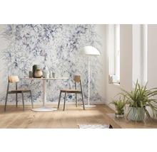 Wohnraum mit botanischer Tapete, Tisch, Stühlen und Stehlampe
