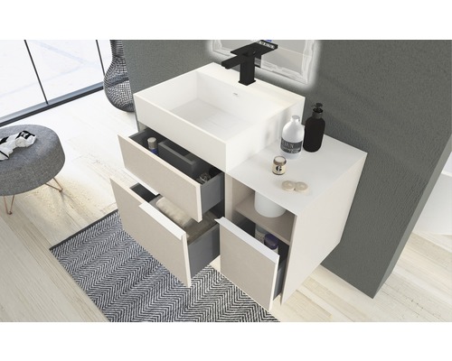 Modernes Badezimmer mit Waschbeckenunterschrank, Schubladen und Handtüchern