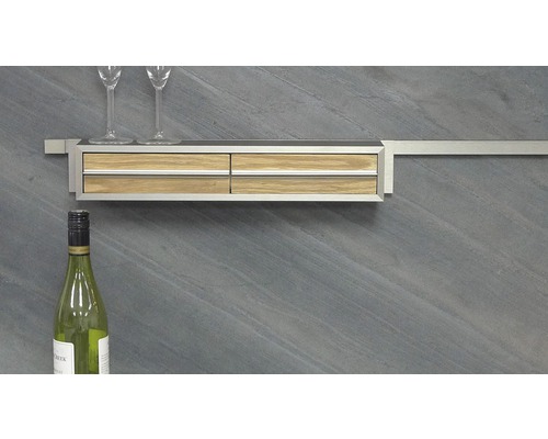 Wandregal mit Schubladen, zwei Weingläsern und Weinflasche