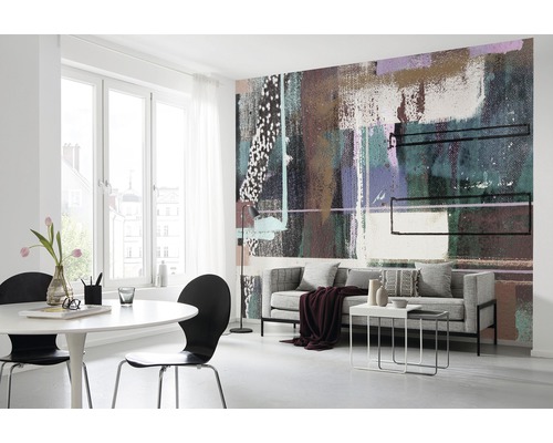 Wohnzimmer mit abstrakter Vliestapete, Sofa und Esstisch für ein modernes Wohnambiente