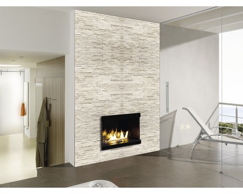 Modernes Badezimmer mit Natursteinwand und Kamin