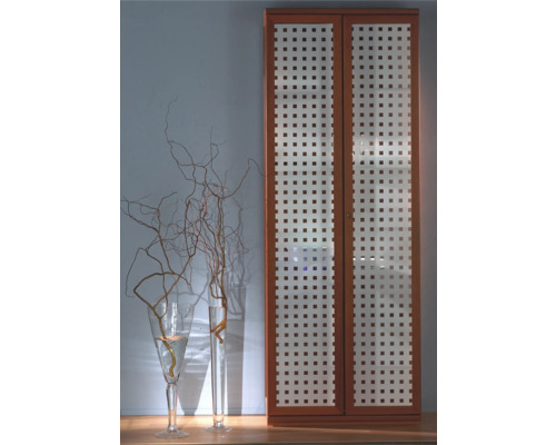 Schrank mit Gittertüren und Dekoration mit Zweigen in Vasen