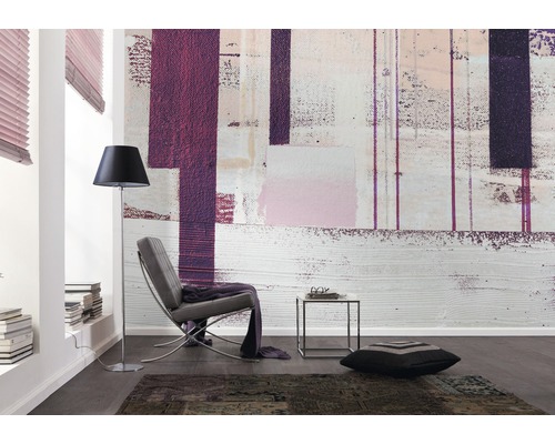 Wohnzimmer mit Design Tapete, Sessel, Stehlampe und Teppich für eine moderne Raumgestaltung