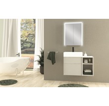 Modernes Badezimmer mit Badewanne, Waschtisch und Spiegelschrank mit Beleuchtung.