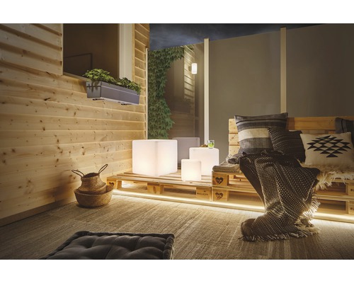 Gemütliche Terrasse mit Holzverkleidung, Palettenmöbeln und stimmungsvoller Beleuchtung