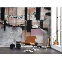 Wohnzimmer mit Wandtapete im abstrakten Design, Sessel und Stehlampe