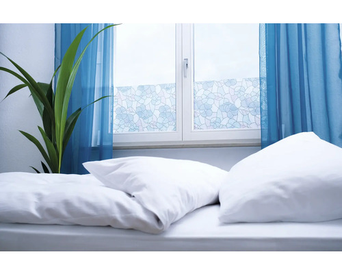 Schlafzimmer mit Fensterfolie, Vorhängen und Zimmerpflanze