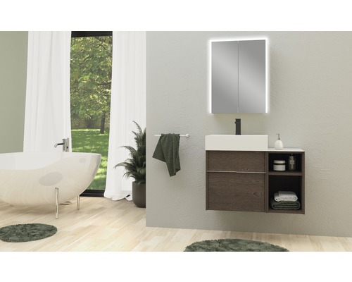 Badezimmer mit Badewanne, Waschtisch mit Spiegel und Fenster