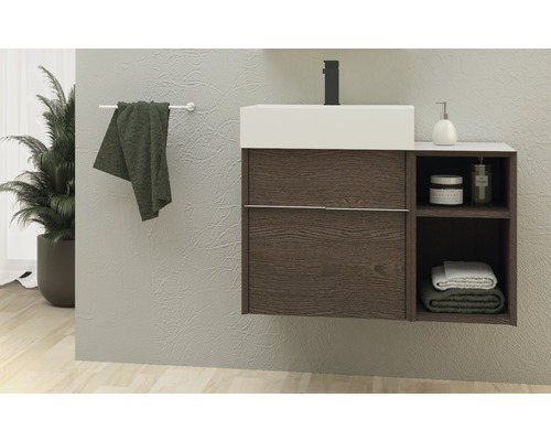 Badezimmer mit Waschbeckenunterschrank, Handtuch und Pflanze