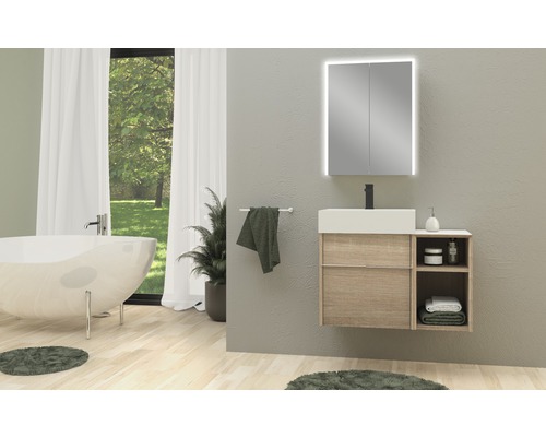 Modernes Badezimmer mit freistehender Badewanne, Waschtischunterschrank und Spiegelschrank mit Beleuchtung