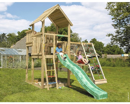 Spielplatz im Freien mit Kletterturm, Rutsche, Schaukel und Kletterwand für Kinder