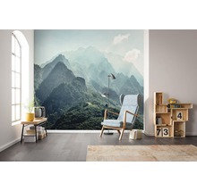 Wohnzimmer mit Berglandschaft Fototapete, Sessel, Lampe und Holzregal
