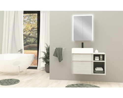 Modernes Badezimmer mit Badewanne, Waschtisch und Spiegelschrank