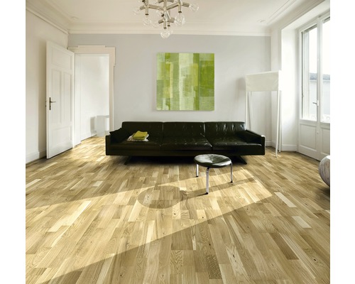 Wohnzimmer mit Holzboden, Sofa und Kunstwerk