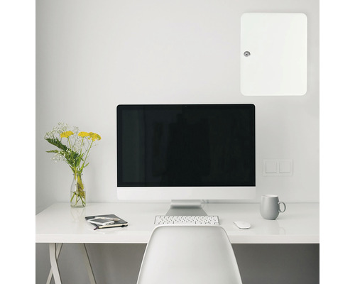 Arbeitszimmer mit weißem Schreibtisch, Computer und Aufputzverteiler