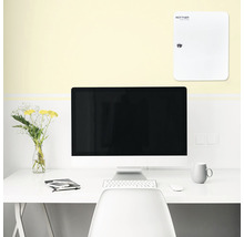 Schreibtisch mit Computermonitor, Tastatur, Maus, Blumentopf und Rottner Schlüsseltresor