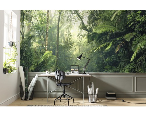 Arbeitszimmer mit Fototapete Dschungelmotiv, Schreibtisch und Büromaterialien.