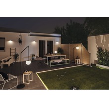 Beleuchteter Garten mit Gartenzaun, Rasenfläche, Sitzgruppe und Stehlampen