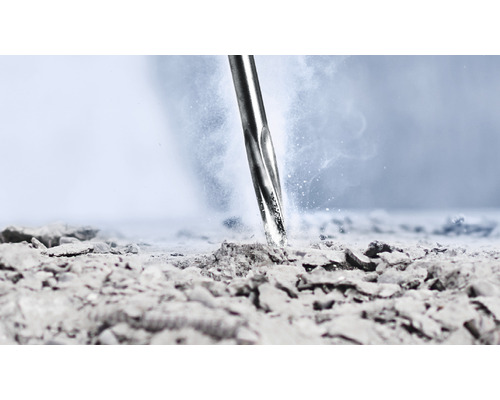 Nahaufnahme eines Meißels, der in Stein eindringt