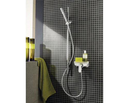 Duscharmatur mit Handbrause vor einer dunklen, gefliesten Wand im Badezimmer.