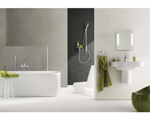 Badezimmer mit Badewanne, Waschbecken, Dusche und Spiegel für ein helles und geräumiges Ambiente.