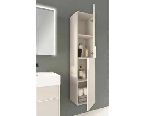 Badezimmer mit Waschbeckenunterschrank, Spiegelschrank und offenem Hochschrank zur Aufbewahrung