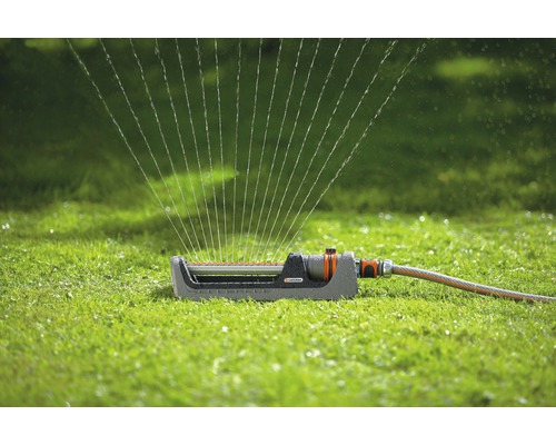 Rasensprenger auf einer Rasenfläche mit Wasserstrahlen