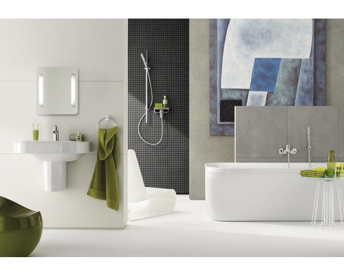 Helles Badezimmer mit Waschbecken, Spiegel, Badewanne und Dusche.