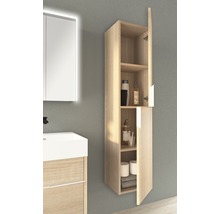 Badezimmer mit Waschbeckenunterschrank und offenem Hängeschrank