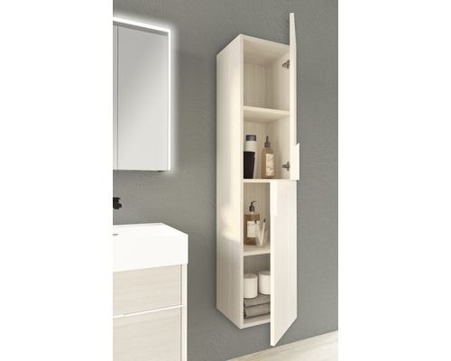 Badezimmer mit offenem, hängendem Hängeschrank zur Aufbewahrung