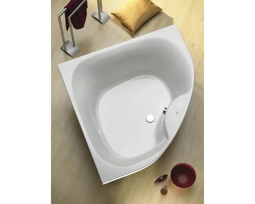 Eckbadewanne im Badezimmer mit Handtuchhalter und Dekoration