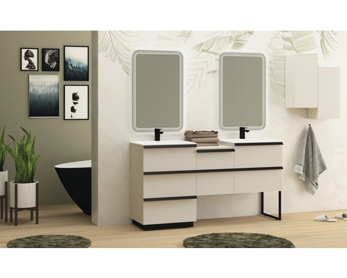 Badezimmer mit Doppelwaschtisch, Spiegeln, Badewanne und Dekoration