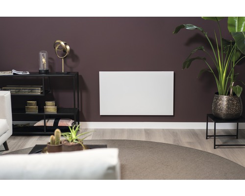 Wohnzimmer mit Elektroheizung an der Wand