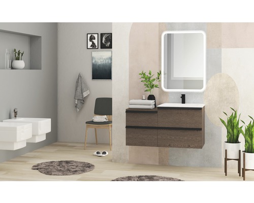 Modernes Badezimmer mit Waschtisch, Spiegel, Bidet und Dekorationen für eine stilvolle Atmosphäre