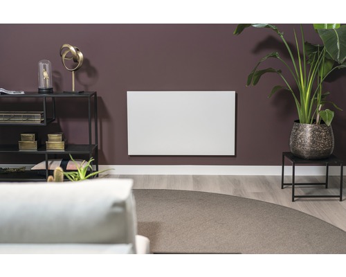 Wohnzimmer mit montierter Infrarotheizung an einer Wand