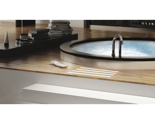Runde Whirlpoolwanne im Badezimmer mit Fernbedienung und Antirutschmatten