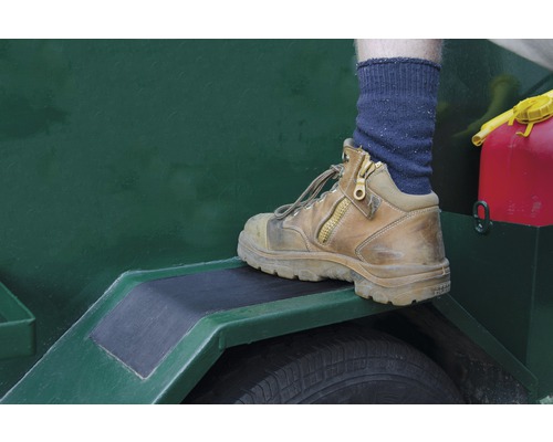 Nahaufnahme eines Arbeitsschuhs auf einem Anhänger