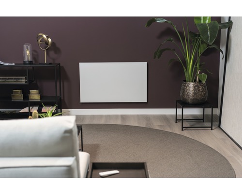 Wohnzimmer mit Infrarotheizung an der Wand