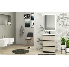 Badezimmer mit Waschtisch, Spiegel, Bidet, Stuhl und Dekorationen für eine stilvolle Einrichtung.