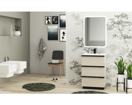 Badezimmer mit Waschtisch, Spiegel, Bidet, Stuhl und Dekorationen für eine stilvolle Einrichtung.