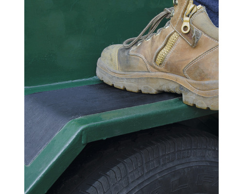 Detailaufnahme eines Arbeitsstiefels auf einem Anhänger