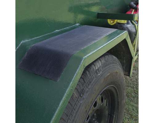 Detailansicht eines Anhängers mit Reifen und Schutzblech