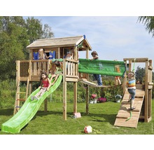 Holzspielplatz mit Rutsche, Kletterwand und Spielhaus für Kinder im Garten.
