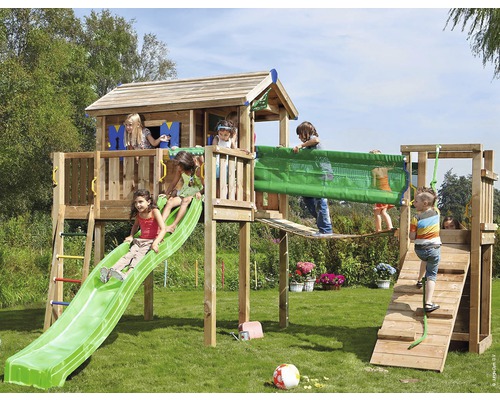 Holzspielplatz mit Rutsche, Kletterwand und Spielhaus für Kinder im Garten.