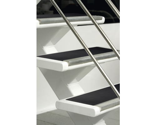 Treppe mit Antirutschbelag und Geländer