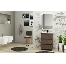 Helles Badezimmer mit Waschtischunterschrank, Spiegel, Bidet und Dekorationen für ein modernes Ambiente.